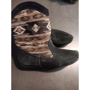 Minnetonka Womens Boots size 8 Mid Calf Full Zip